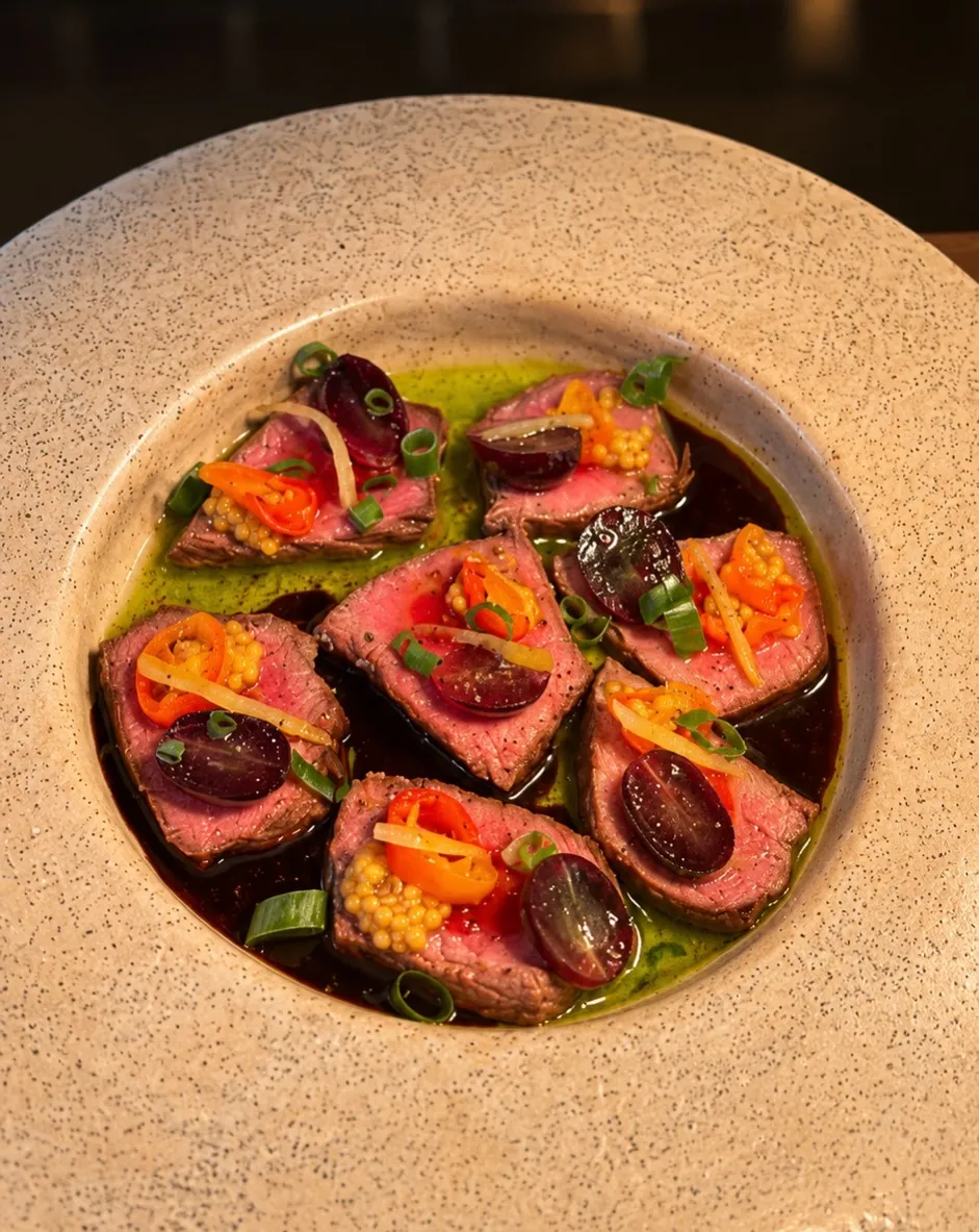 Carpaccio de baby beef com redução de balsâmico, brotos e crocante de arroz