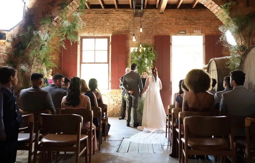 Cerimônia de casamento no salão de tijolos