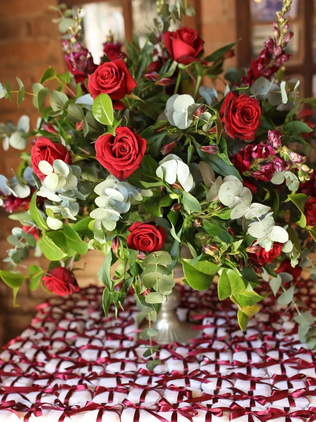 Arranjo de rosas para um casamento