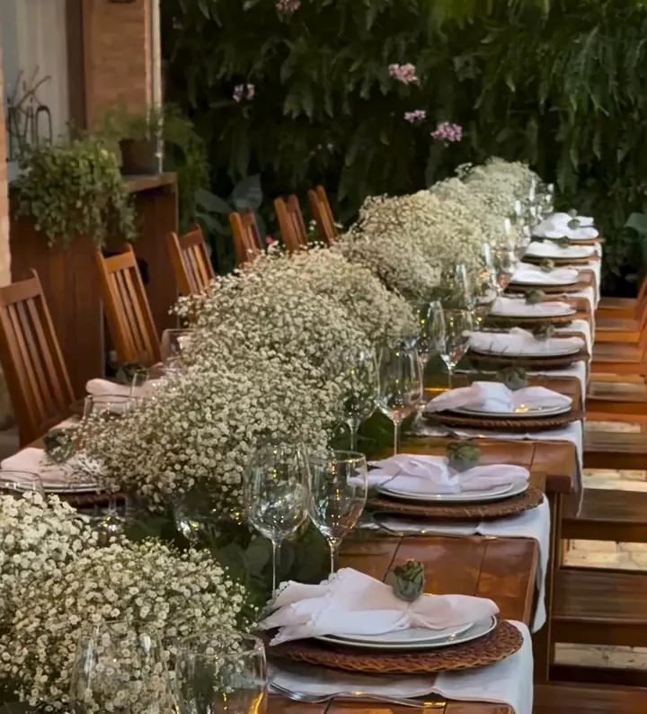 Mesa de casamento com gipsofilas