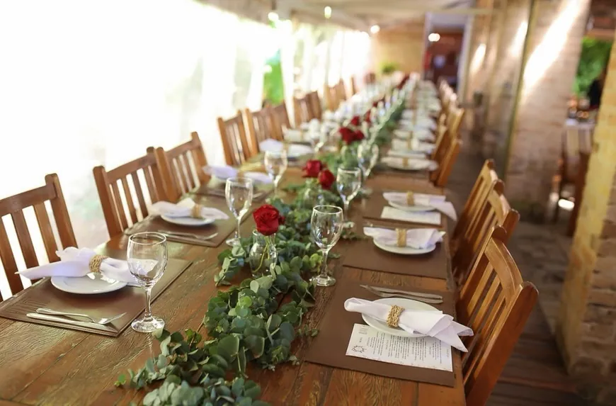 Mesa posta com rosas e folhagens para mini wedding