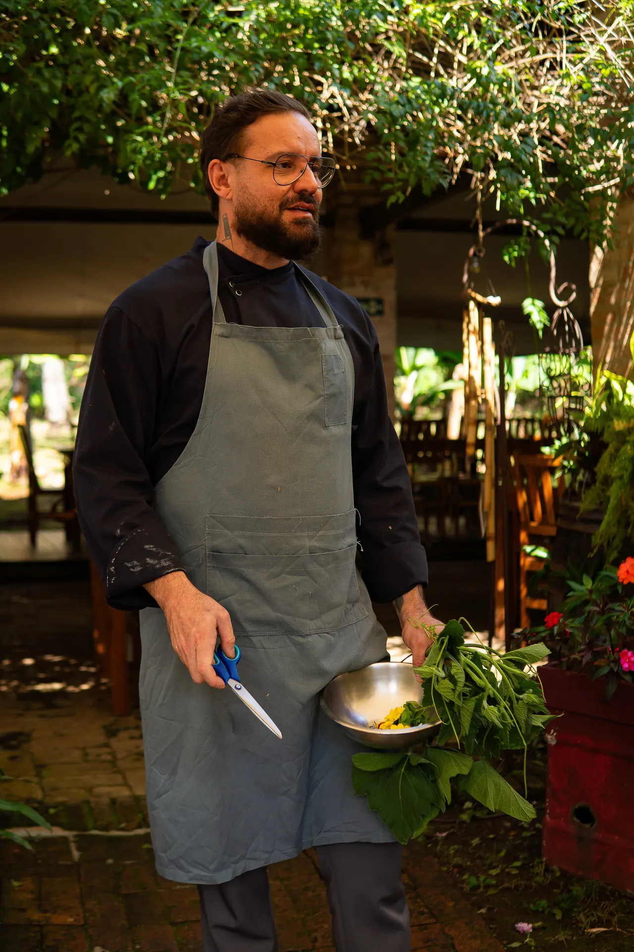 Chef Henrique Benedetti com ervas colhidas na horta