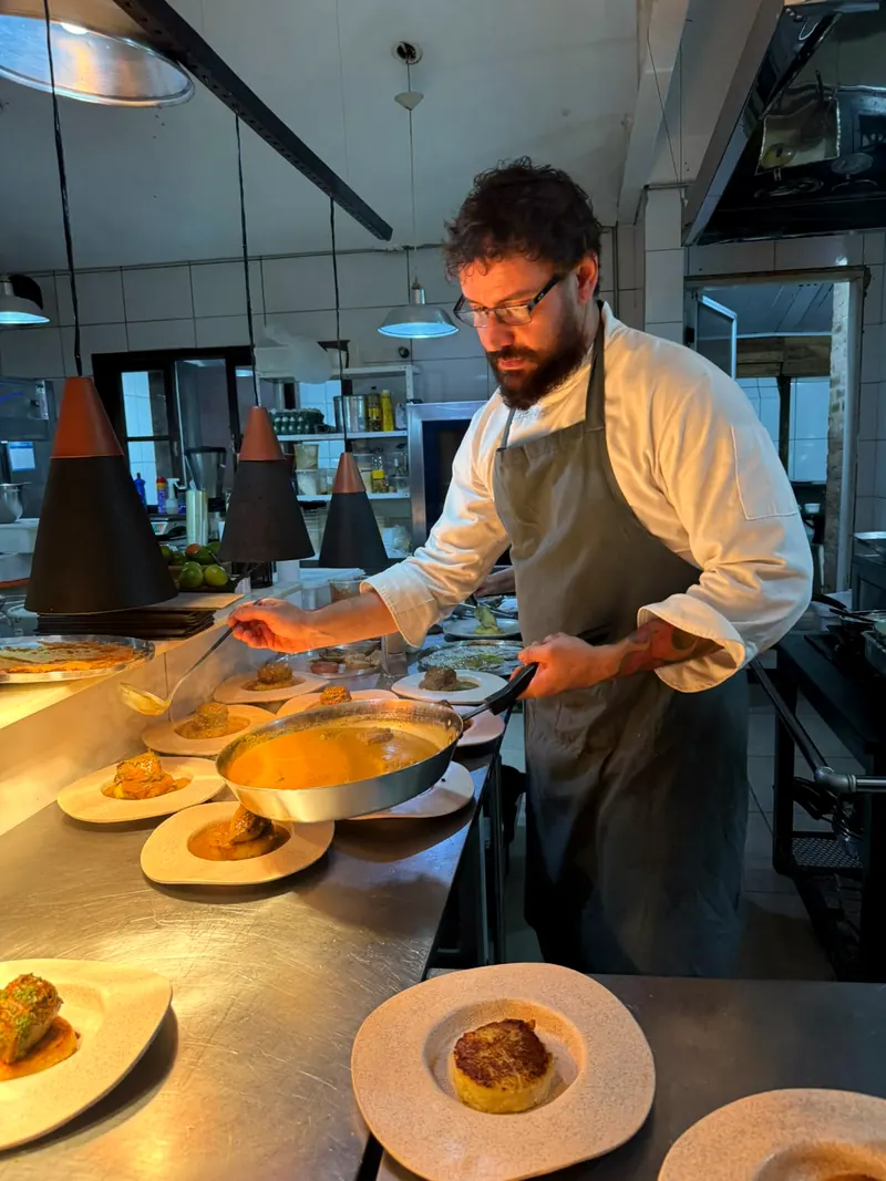 Chef Henrique no comando da cozinha