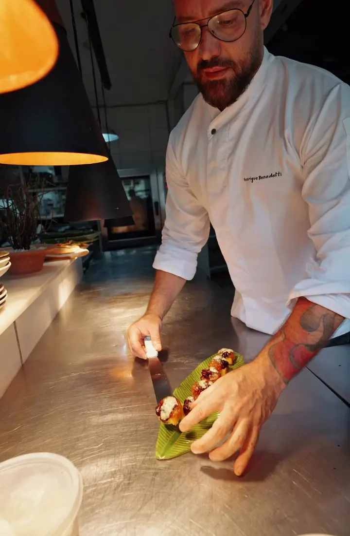 Chef Henrique finalizando um prato