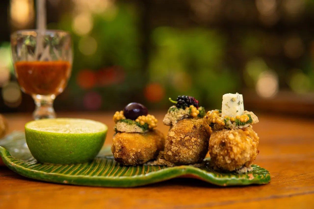 Croquetas servidas em folha
