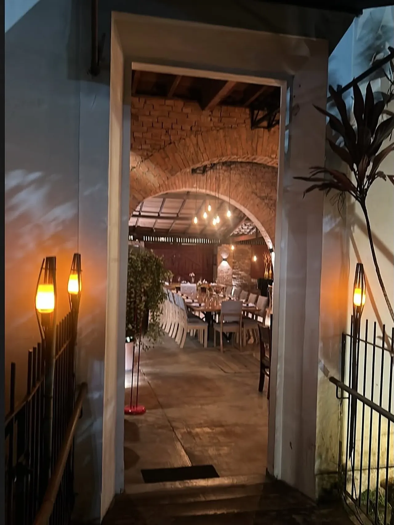 Mesa posta com flores vermelhas à espera dos convidados no Ollivia