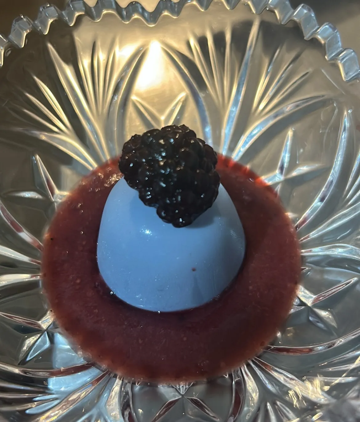 Esfera de chocolate com frutas vermelhas