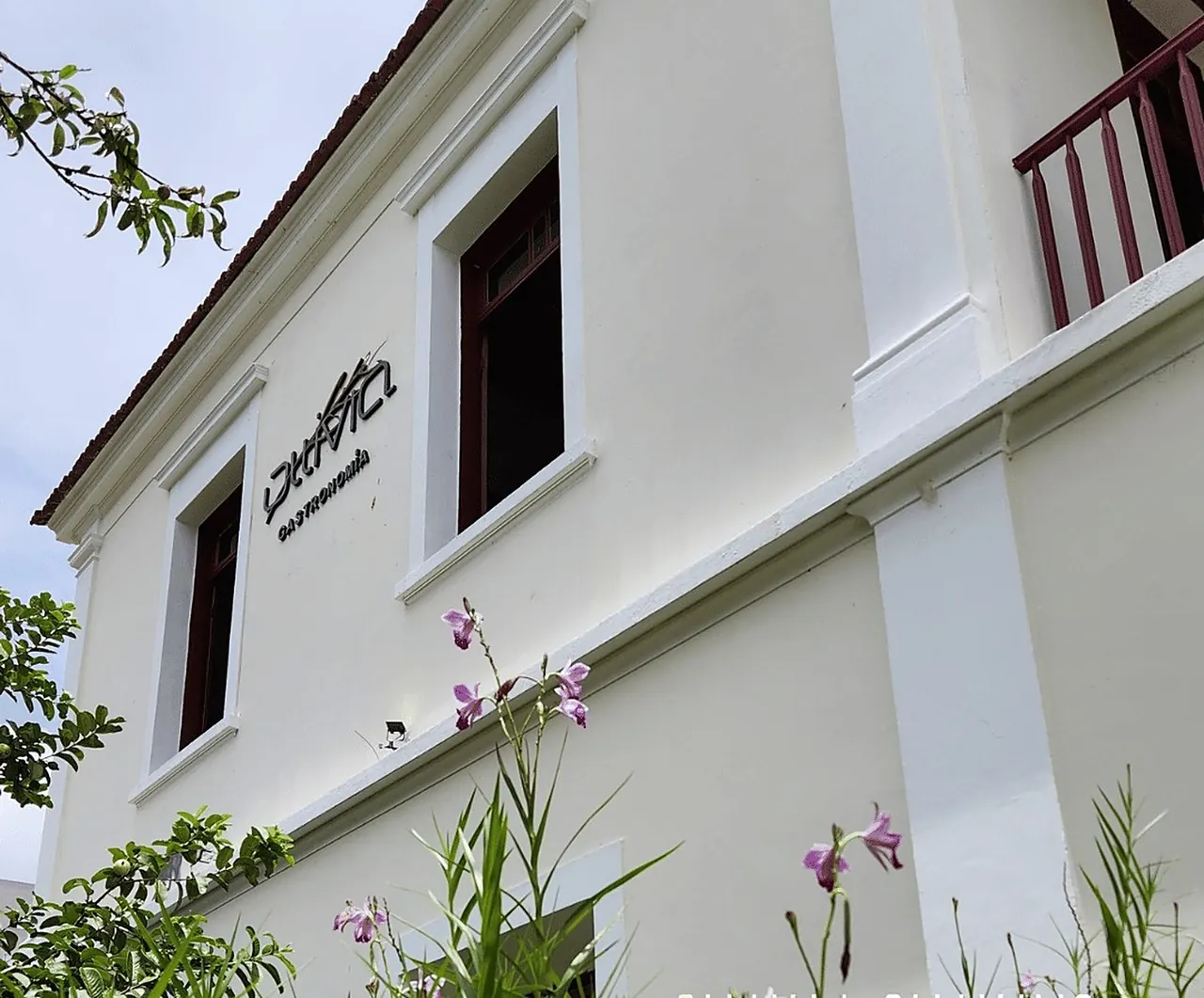 A fachada do casarão de dia