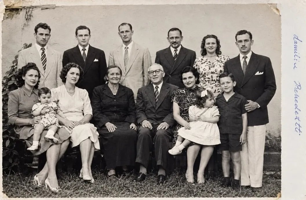 Foto antiga da família Benedetti reunida no quintal