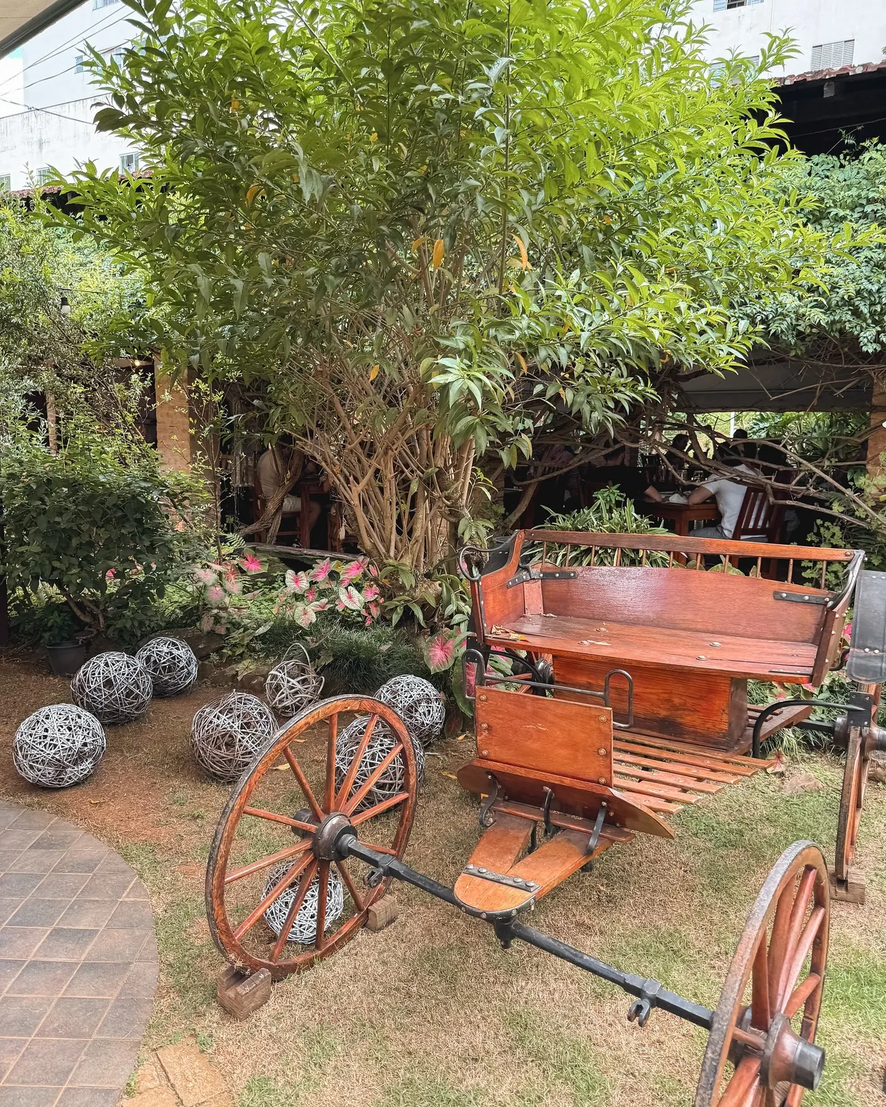 Jardim do Ollivia com a charrete antiga, no Centro de Poços de Caldas