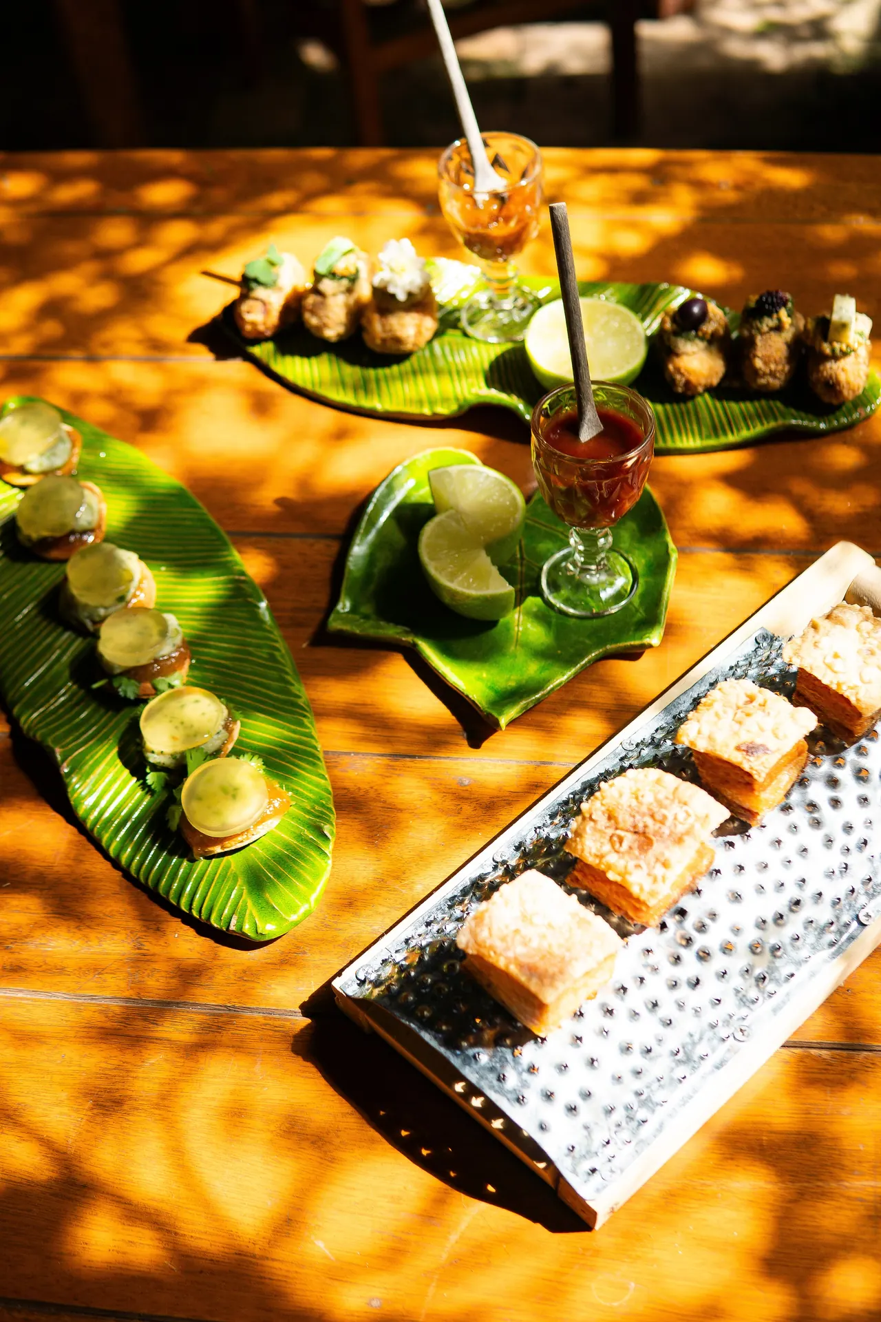 Pratos do menu degustação sob a luz do jardim