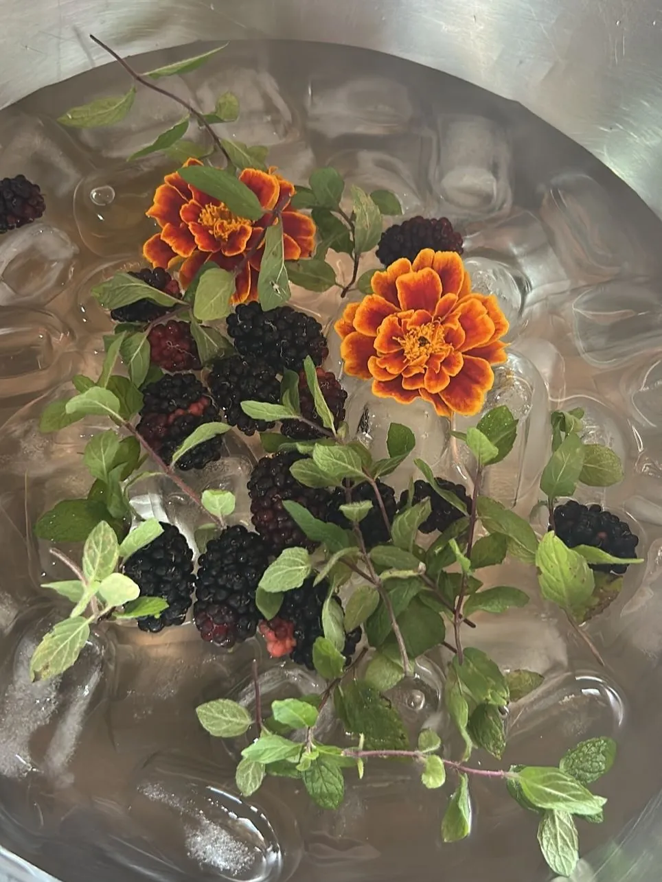 Prato autoral com flores e amoras