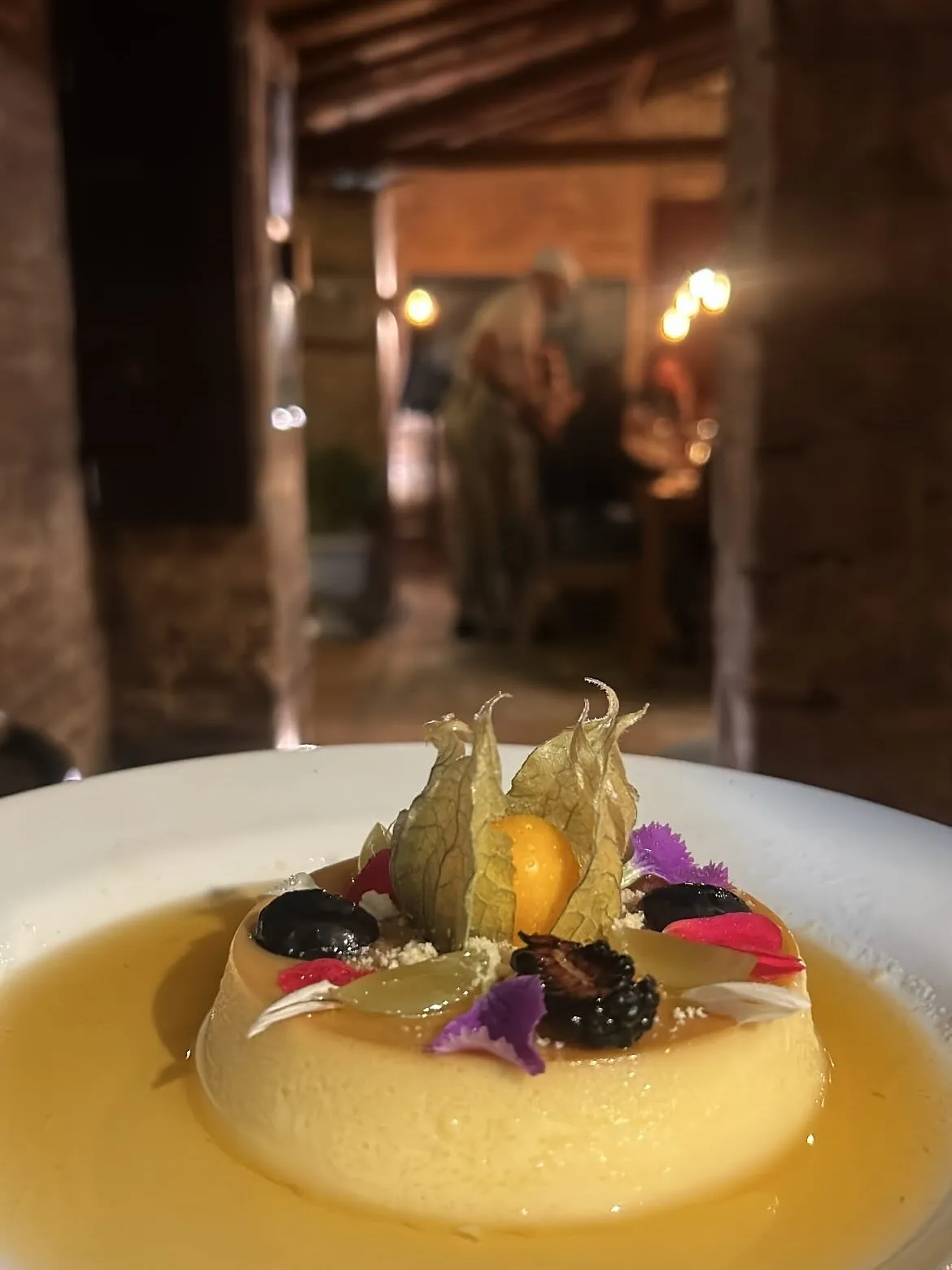 Pudim de leite com caramelo de rosas