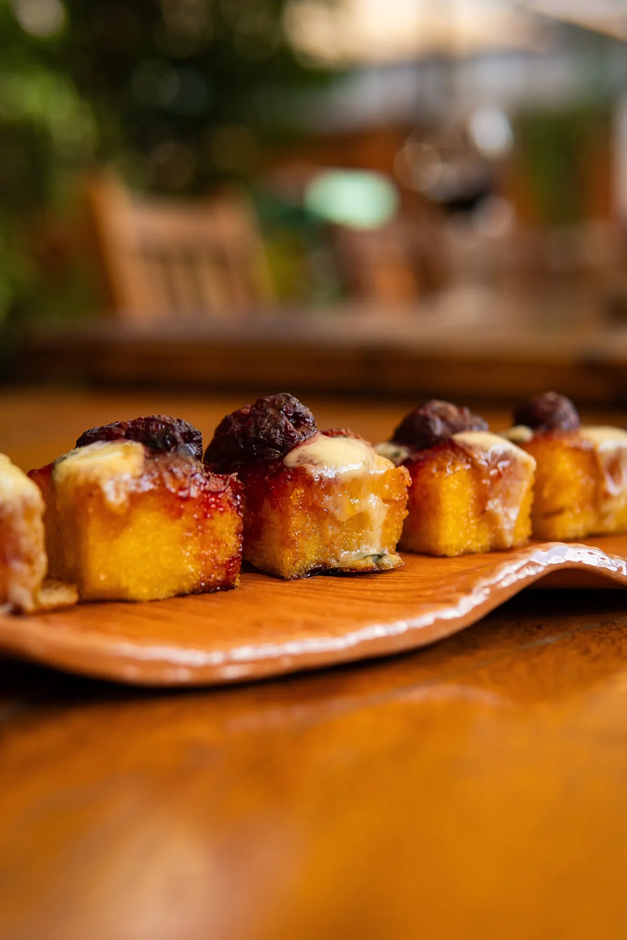 Doces da casa servidos no jardim