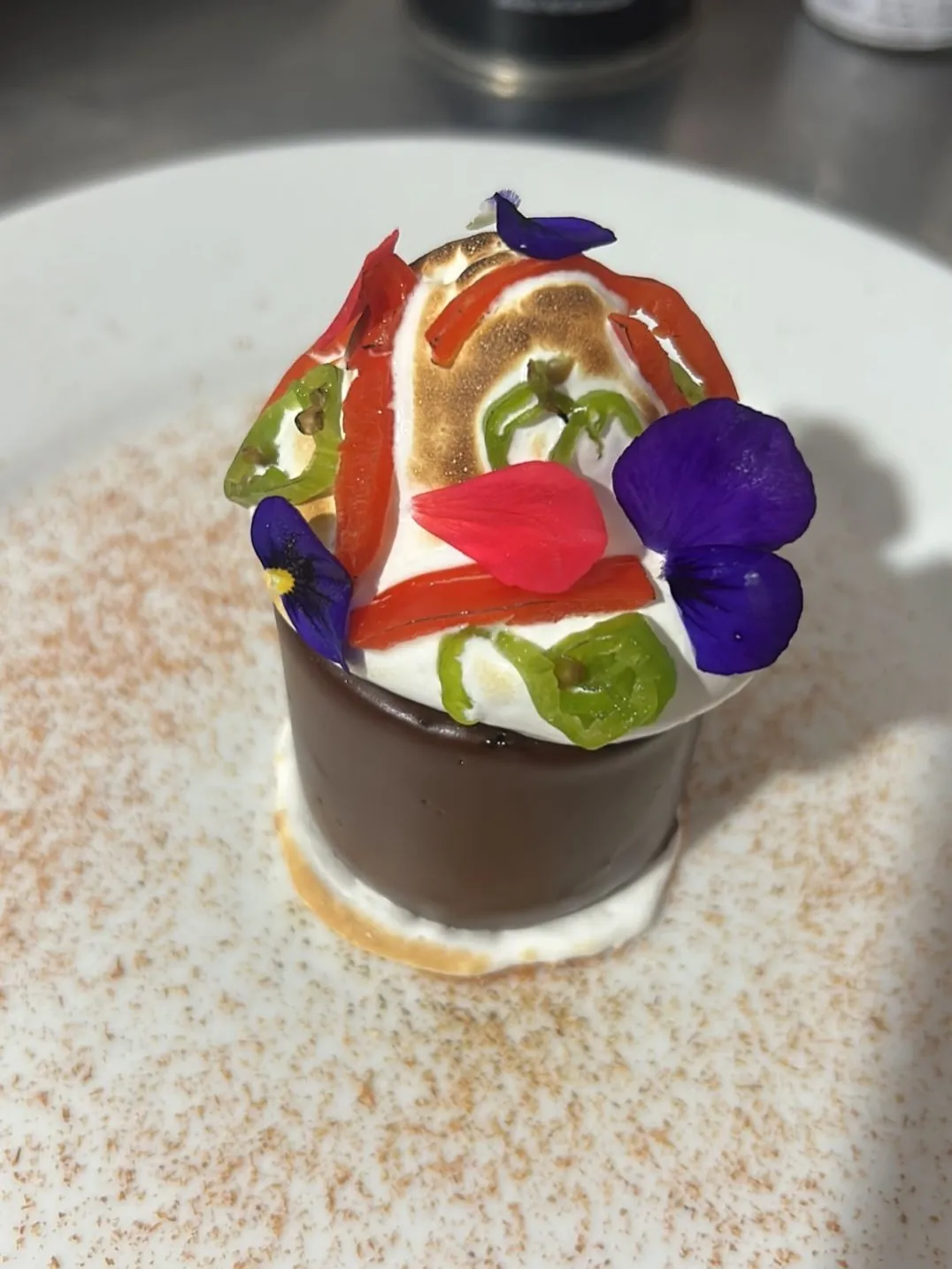 Sobremesa com flores e chocolate