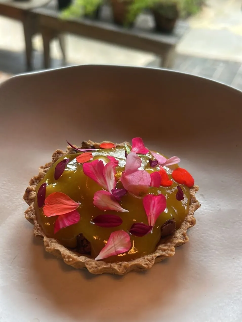 Torta com flores comestíveis